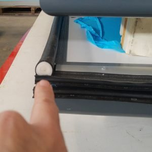 Λεπτομέρεια κατασκευής από Περιστροφική Πόρτα Κατάψυξης Συντήρησης Με Λάστιχο Σκούπα και Κατωκάσι