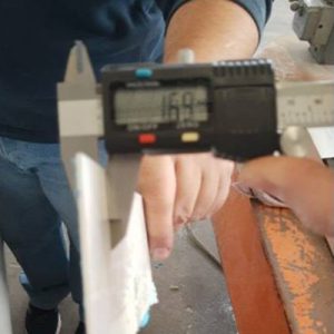 Λεπτομέρεια κατασκευής από Περιστροφική Πόρτα Κατάψυξης Συντήρησης Με Λάστιχο Σκούπα και Κατωκάσι